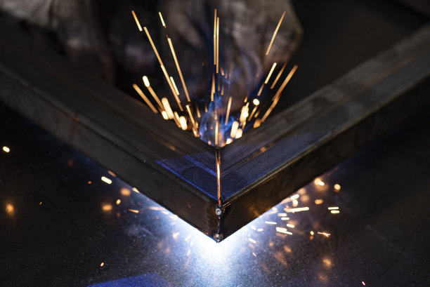 在黑暗的车间进行金属加工的特写照片图片下载