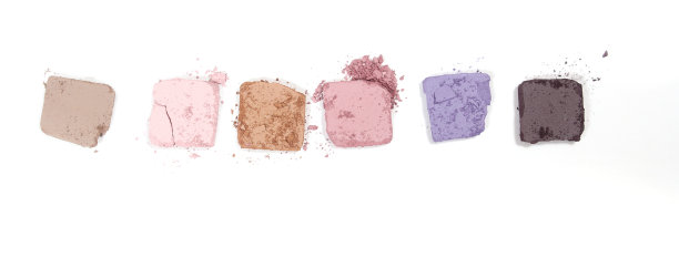 白色背景上破碎的化妆品颜料的特写图片下载