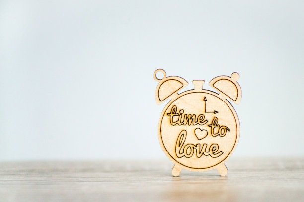 装饰木制闹钟与时间爱的标志图片下载