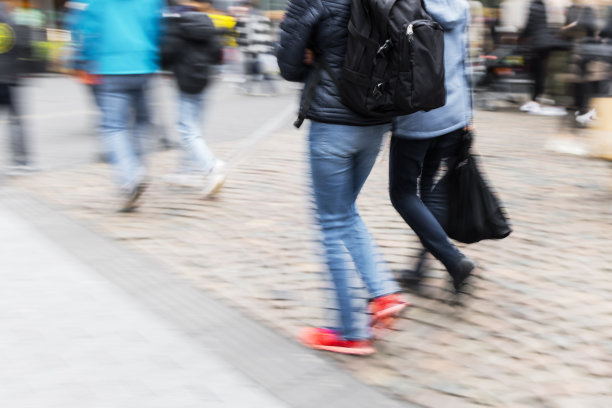 在拥挤的城市里流动的人们图片下载