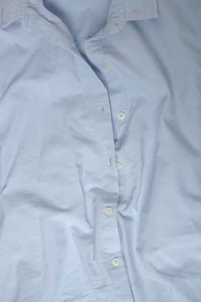 一件经典的蓝色棉质衬衫图片下载
