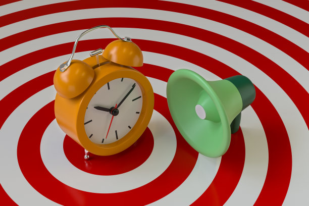 橙色闹钟，红色目标背景上的绿色扩音器图片下载