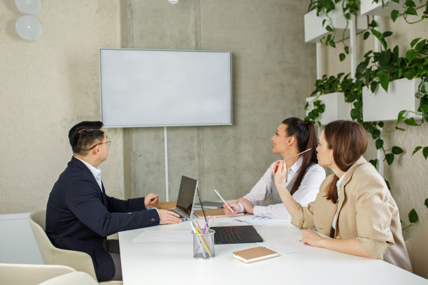 不同的亚洲人和白人同事一起工作，讨论新的项目寻找解决方案图片下载