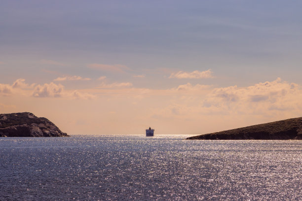 在希腊美丽的日落时分，地中海上的渡船图片下载