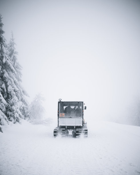漂亮的卡车清理道路上的积雪的镜头图片下载