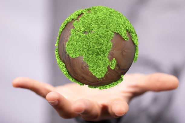 白人男子手握绿色3D地球行星，生态和绿色环境的概念图片下载