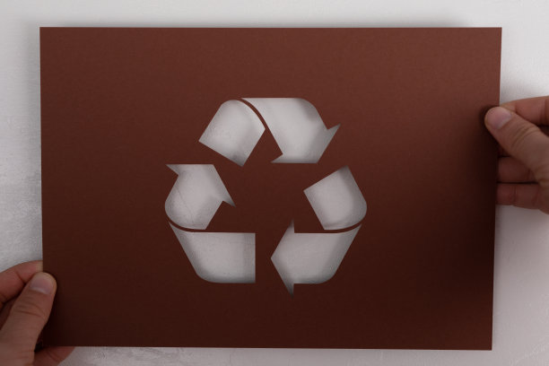 棕色板上的回收符号图片下载