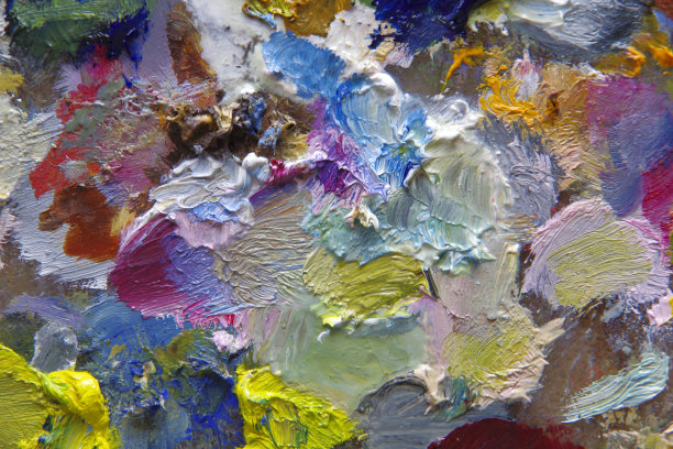 画家调色板上不同颜色的油画。图片下载