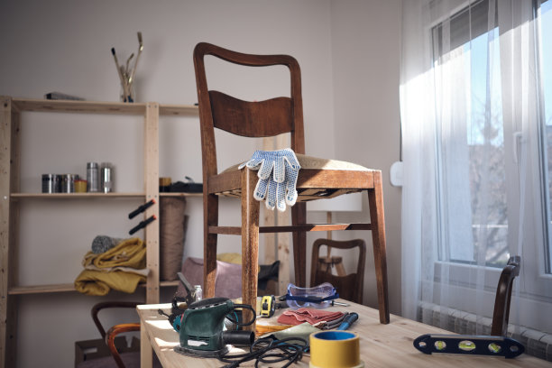 小型家庭作坊，家具修理和修复。图片下载