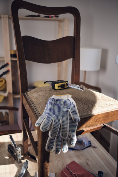 小型家庭作坊，家具修理和修复。图片下载