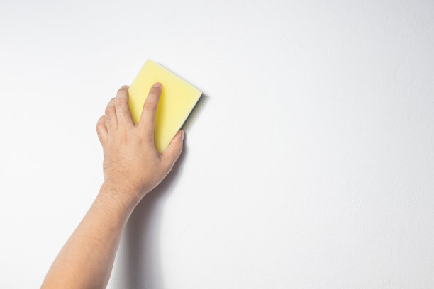 手拿有泡泡的海绵图片下载