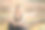 微笑的年轻女运动员在户外楼梯上放松时使用智能手机。健身、运动、健康生活理念。图片下载