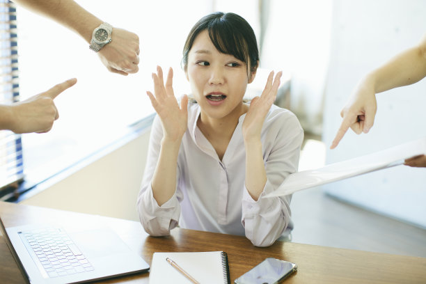 一个年轻的女人在工作中犯了错误，生气了。图片下载