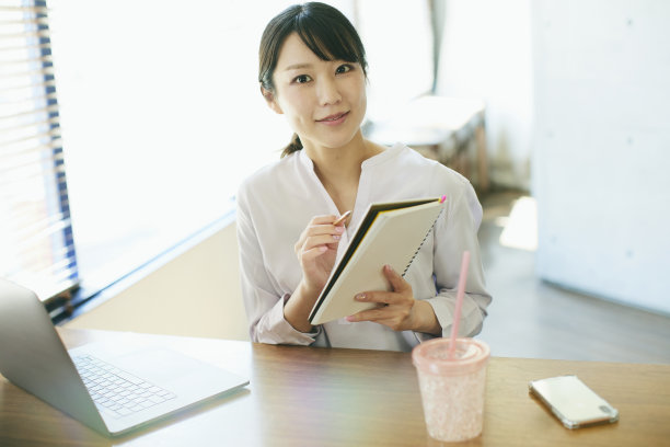 一名日本妇女主动提出工作图片下载