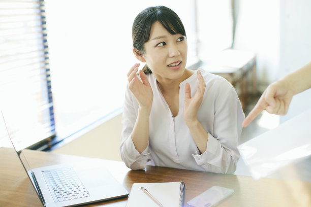 一个年轻的女人在工作中犯了错误，生气了。图片下载