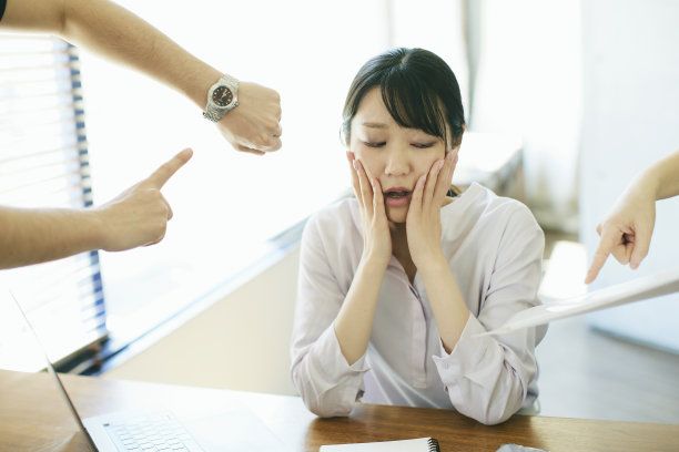 一个年轻的女人在工作中犯了错误，生气了。图片下载