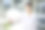 一名亚洲妇女在人行天桥上举着一个空的演讲泡泡。图片下载