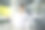 一名亚洲妇女在人行天桥上举着一个空的演讲泡泡。图片下载