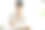 一名日本女子从快递员那里收到包裹。图片下载