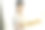一名日本女子从快递员那里收到包裹。图片下载