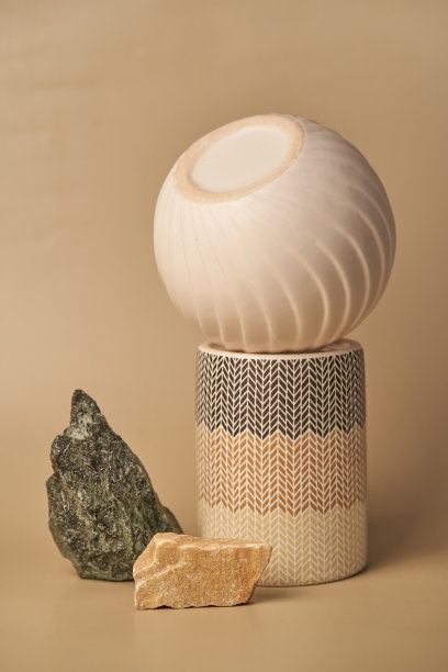 最小的背景，一个模型与平台的产品演示，抽象光背景与天然石头和瓷架。有空间复制。高质量照片图片下载