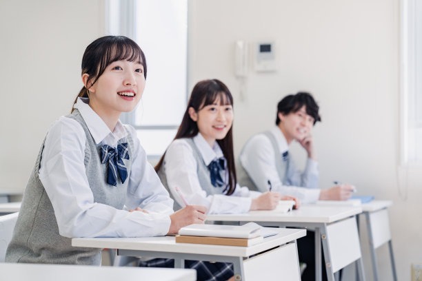 高中生在教室里享受课堂图片下载