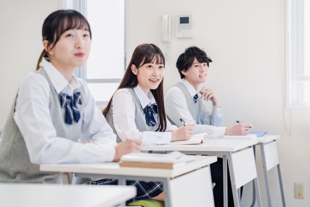 高中生在教室里享受课堂图片下载