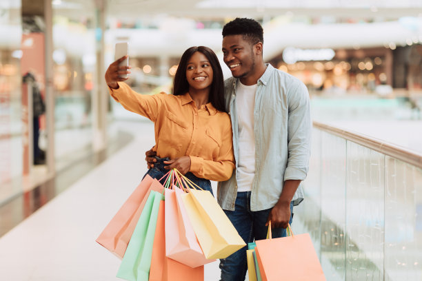 快乐的黑人情侣在购物中心自拍图片下载