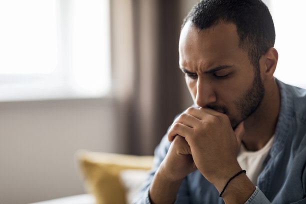 沉思的黑人青年男子居家特写图片下载