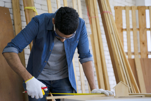 同事们担任木匠工作图片下载