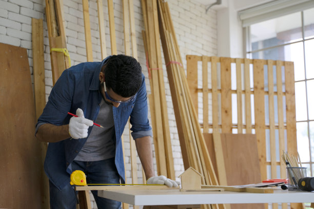 同事们担任木匠工作图片下载