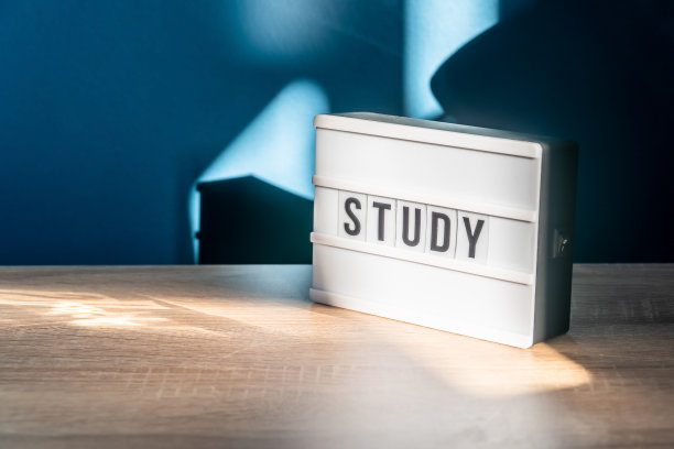 研究背景概念。自习室概念。在有自然光的家里，木制的桌子或带灯的书桌。舒适的工作场所图片下载