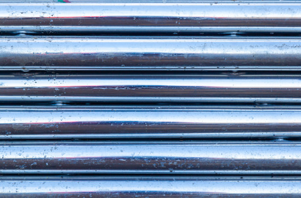 背景从新的铝水平管道，特写。图片下载