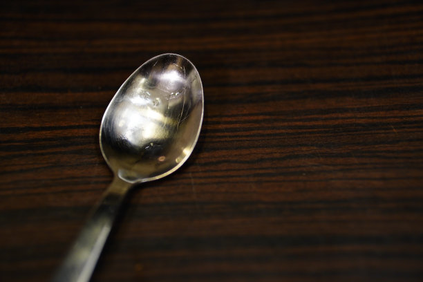 木桌上的勺子特写镜头图片下载