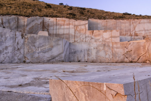 安达卢西亚(西班牙)日落时分的大理石采石场图片下载