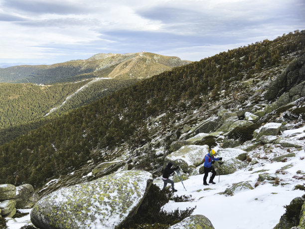 两名旅行者在部分被雪覆盖的山地景观中拍摄的惊人照片图片下载