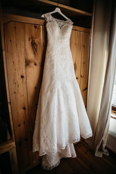 酒店房间里的衣柜里挂着一件白色的蕾丝婚纱图片下载