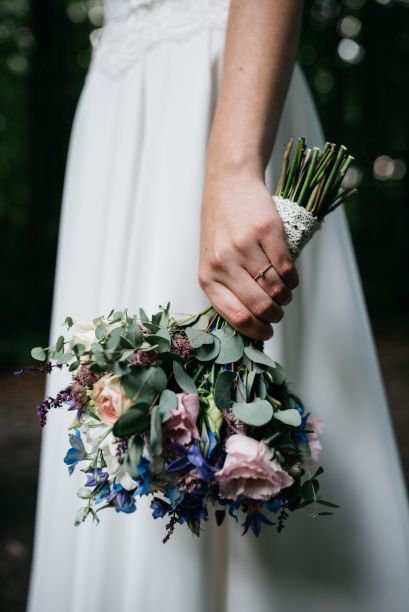 垂直拍摄的新娘手里拿着花束图片下载