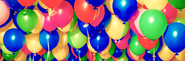 节日气球的节日和活动。彩色和有趣的照片与许多不同形状，大小和颜色的气球，创造乐趣和快乐。宽横幅图片下载