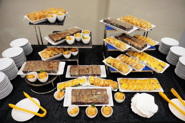 宴会上的一大群各式各样的甜食图片下载
