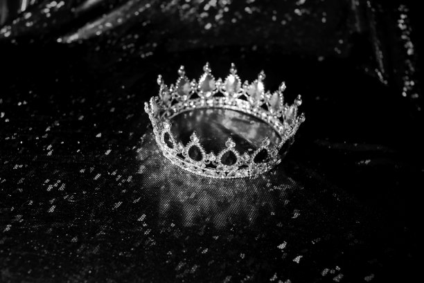 奢华的火花皇冠在丰富的红色背景。蓝宝石。黑色和白色。图片下载