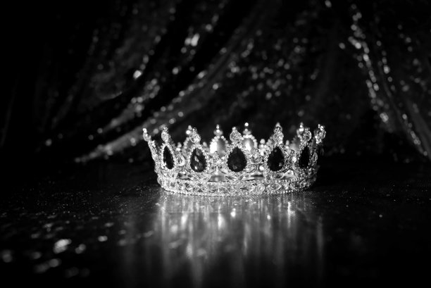 奢华的火花皇冠在丰富的红色背景。蓝宝石。黑色和白色。图片下载