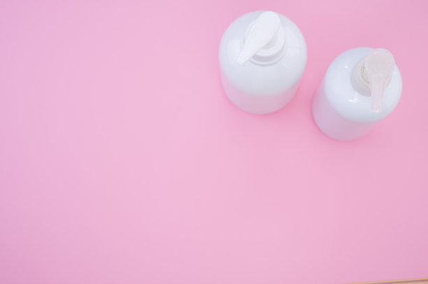 背景上白色塑料瓶的高角度拍摄图片下载