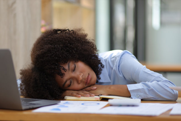 非洲妇女在工作时间昏昏欲睡，在办公室过度工作而筋疲力尽。图片下载