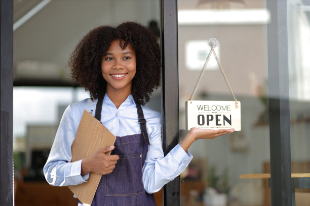 年轻的非洲女性在咖啡馆里做小生意。在咖啡店工作的员工。图片下载