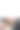 年轻的亚洲女孩醒来，看着她的智能手机。图片下载