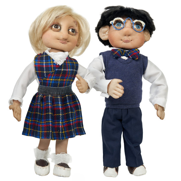 纺织娃娃，学生在校服，手工制作，前视图，库存照片图片下载