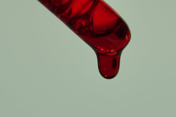 在化学实验室中提取被测产品和红色溶液的实验室试验、设备和玻璃器皿。有空间复制。高质量照片图片下载