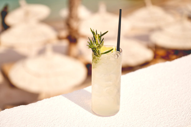 夏日主题饮料形象。图片下载