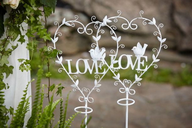浪漫婚礼的装饰。锻造镂空的婚礼装饰元素。爱图片下载